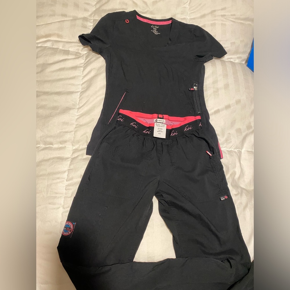 Koi stretch scrub set. Size xxs. Color black